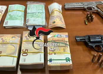 Varcaturo, nascondevano in casa armi e circa 48mila euro: in manette un 73enne e una 70enne