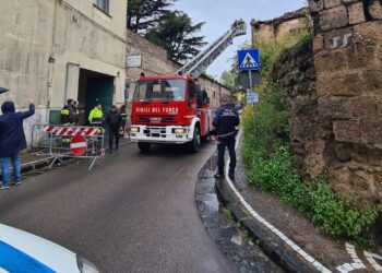 Aversa, palazzo abbandonato, rischio di crolli: intervento urgente in via Santa Lucia (Foto)