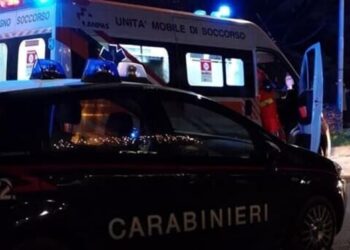 Casalnuovo, 17enne sale sul tetto di un capannone dismesso ma cade e muore, bravata finisce in tragedia