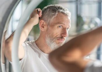 Svelato il meccanismo che fa diventare i capelli grigi: la risposta in uno studio