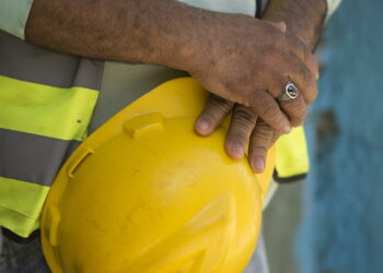 Ennesima tragedia sul lavoro: operaio del casertano muore schiacciato da una ruspa a Brindisi