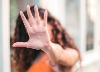 Non si dà pace per la fine della relazione e perseguita l’ex compagna: in carcere un uomo e altri 2 complici