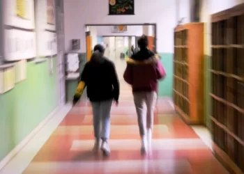 Saviano, violenza sessuale in danno di una minore, collaboratore scolastico indagato e sospeso