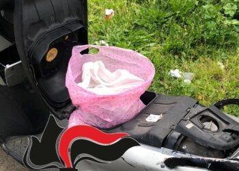 Nascondeva oltre 900 dosi di droga nello scooter, arrestato 28enne di Scampia