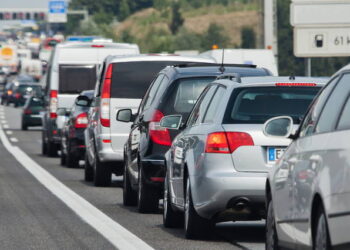 Al via il ponte del 25 aprile, traffico da bollino rosso, milioni di italiani in viaggio: Le tratte più a rischio code