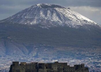 A Napoli torna la neve sul Vesuvio: ci aspetta un weekend invernale