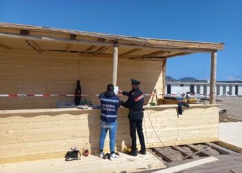 Licola, controlli in uno stabilimento balneare, sei persone denunciate per abusivismo edilizio
