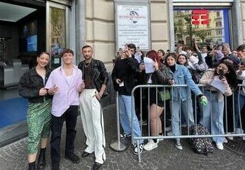 I ragazzi di Amici, Alessio, Federica e Ramon salutano i fan al TIM Store in piazza Vanvitelli a Napoli