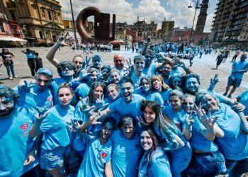 Piazza mercato a Napoli, decine di studenti si colorano d’azzurro per la festa scudetto