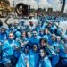 Piazza mercato a Napoli, decine di studenti si colorano d’azzurro per la festa scudetto