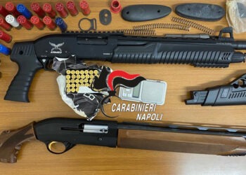 Scampia, scoperto arsenale di armi nascoste dentro un’auto parcheggiata