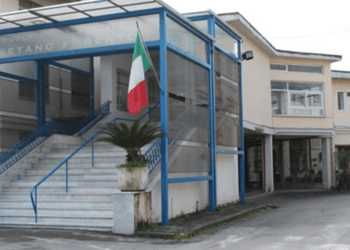 Aversa, ladri in azione a scuola, rubati computer e tablet all’Istituto comprensivo Gaetano Parente