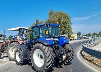 Brucellosi, gli allevatori casertani scendono in strada: Domiziana bloccata coi trattori