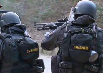 Marcianise, follia di un 66enne: i carabinieri vanno ad arrestarlo lui armato di motosega si barrica in casa