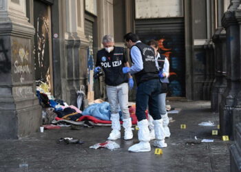 Napoli, vigile colpito alla testa con una spranga, spara e ferisce un senzatetto