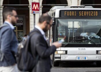 Italia, sciopero generale domani 26 maggio: a rischio scuola e tutti i trasporti