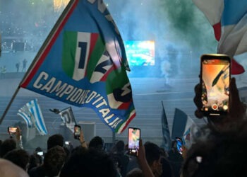 Teatro Augusteo: Claudio Mattone celebra lo scudetto del Napoli con un coro straordinario