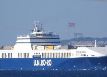 Nave cargo turca sequestrata da alcuni migranti al largo di Napoli: tutti catturati