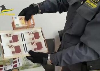 Euro falsi, a Carinaro la stamperia delle banconote: blitz della GdF, misure cautelari per 10 persone
