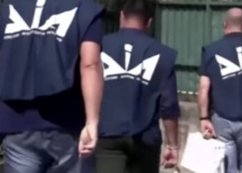 Camorra, tre arresti a Giugliano: Imprenditore collegato al clan Mallardo accusato di estorsione