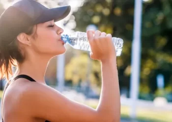 Affrontare l’estate: rimedi alimentari, integratori e abbigliamento per combattere il caldo