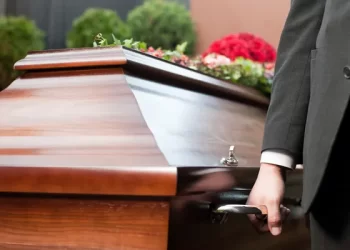 L’agenzia funebre è abusiva, scatta denuncia e multa da 15mila euro: La vicenda ad Aversa