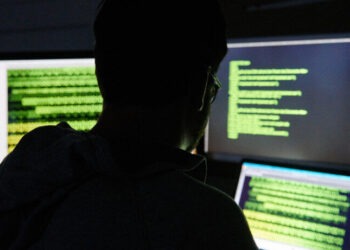 Cybercrime, furto dati anagrafici dagli uffici comunali: denunciate 8 persone