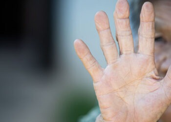 Napoli, maltrattamenti e violenze in una struttura per anziani: operatori sanitari in manette