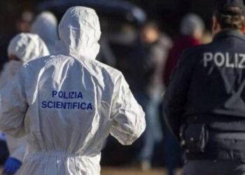 Giugliano, un uomo trovato senza vita steso sul letto con un grosso taglio alla pancia