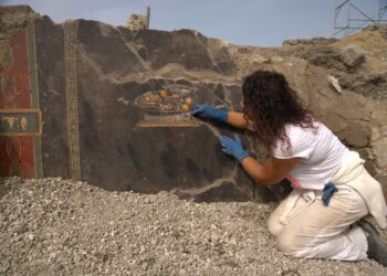 Pompei, nuovi scavi hanno portato alla scoperta di un affresco raffigurante un antenato della pizza napoletana