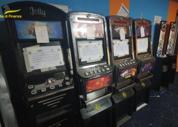 Blitz della Guardia di Finanza: slot machine “modificate” sequestrate in un bar dell’agro aversano