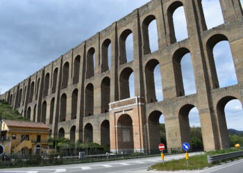 Muore dopo un volo di 50 metri dai Ponti della Valle di Maddaloni