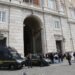 Caserta, blitz della Finanza contro i venditori abusivi nell’area antistante la Reggia (Foto)