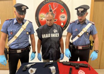 Mitra e pistole: a Secondigliano scoperto arsenale pronto per sparare (Video e foto)