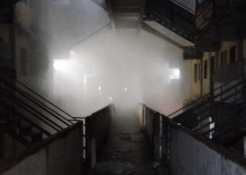 Incendio a Scampia, fiamme nel plesso Vela gialla, a via della Resistenza: cinque persone intossicate