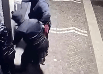 Furto nella notte in una gioielleria a Casal di Principe: i ladri sradicano la saracinesca utilizzando un’auto