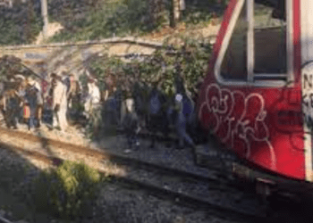 Guasto alla Circumvesuviana: passeggeri sui binari, linea sospesa tra Castellammare e Torre Annunziata