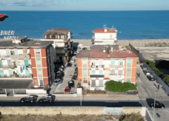 Licola, sgominata vasta piazza di spaccio a due passi dal mare: in manette 11 persone (Video)