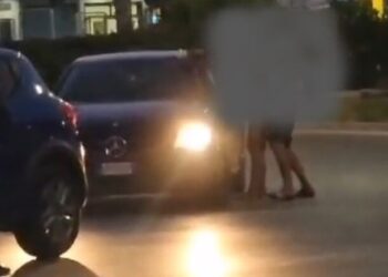 Fanno sesso in strada a Bacoli davanti a tutti: passante riprende tutto e il video diventa virale