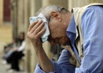 Napoli, il Comune si attiva per affrontare l’emergenza caldo: numeri SOS e docce per i senzatetto