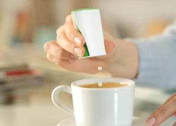 Aspartame, l’Oms potrebbe classificare il dolcificante come “possibile cancerogeno per l’uomo”