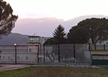 Passa la droga al marito detenuto durante il colloquio in carcere: scoperta e arrestata