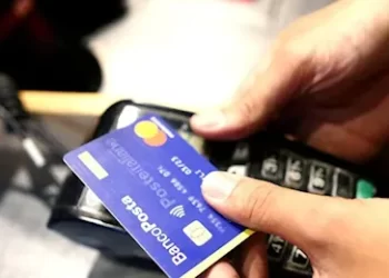 ‘Dedicata a te’ la social card lanciata dal Governo per far fronte al caro spesa: come funziona e chi ne beneficia