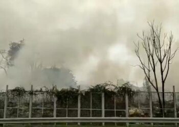 Violento incendio nel campo rom a Barra. Le fiamme nella zona del casello di Napoli – Salerno