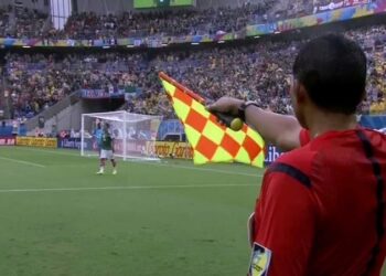 Calcio, verso una rivoluzione nel regolamento del fuorigioco: “offside dimezzati durante le partite”