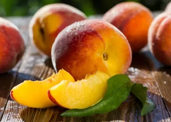 Pesca: proprietà e caratteristiche di questo frutto estivo che offre numerosi benefici per la salute