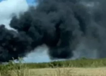 Giugliano, ennesimo rogo nei pressi del campo rom di via Carrafiello: area avvolta dal fumo nero