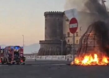 Napoli, piazza Municipio, all’alba, in fiamme la Venere degli stracci, l’opera d’arte di Pistoletto