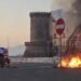 Napoli, piazza Municipio, all’alba, in fiamme la Venere degli stracci, l’opera d’arte di Pistoletto