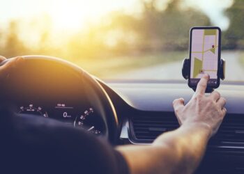 In viaggio con le app da usare per individuare gli autovelox lungo il percorso